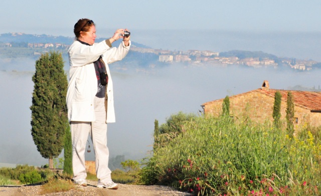 Za mnou sa z hmly vyn�ra preb�dzaj�ce Montalcino (im)
